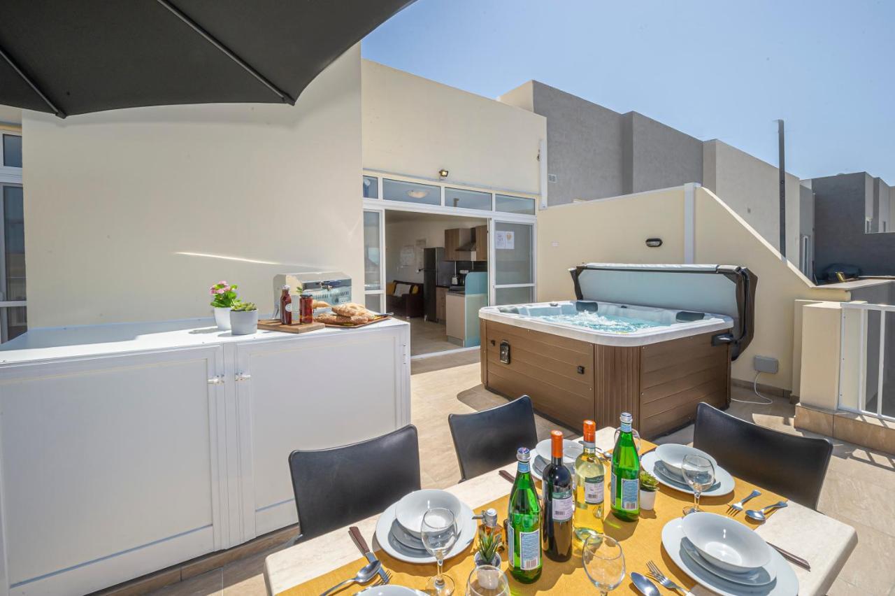 Summer Breeze Penthouse With Private Hot Tub & Terrace With Panoramic Views, By Getawaysmalta Mellieħa Eksteriør billede