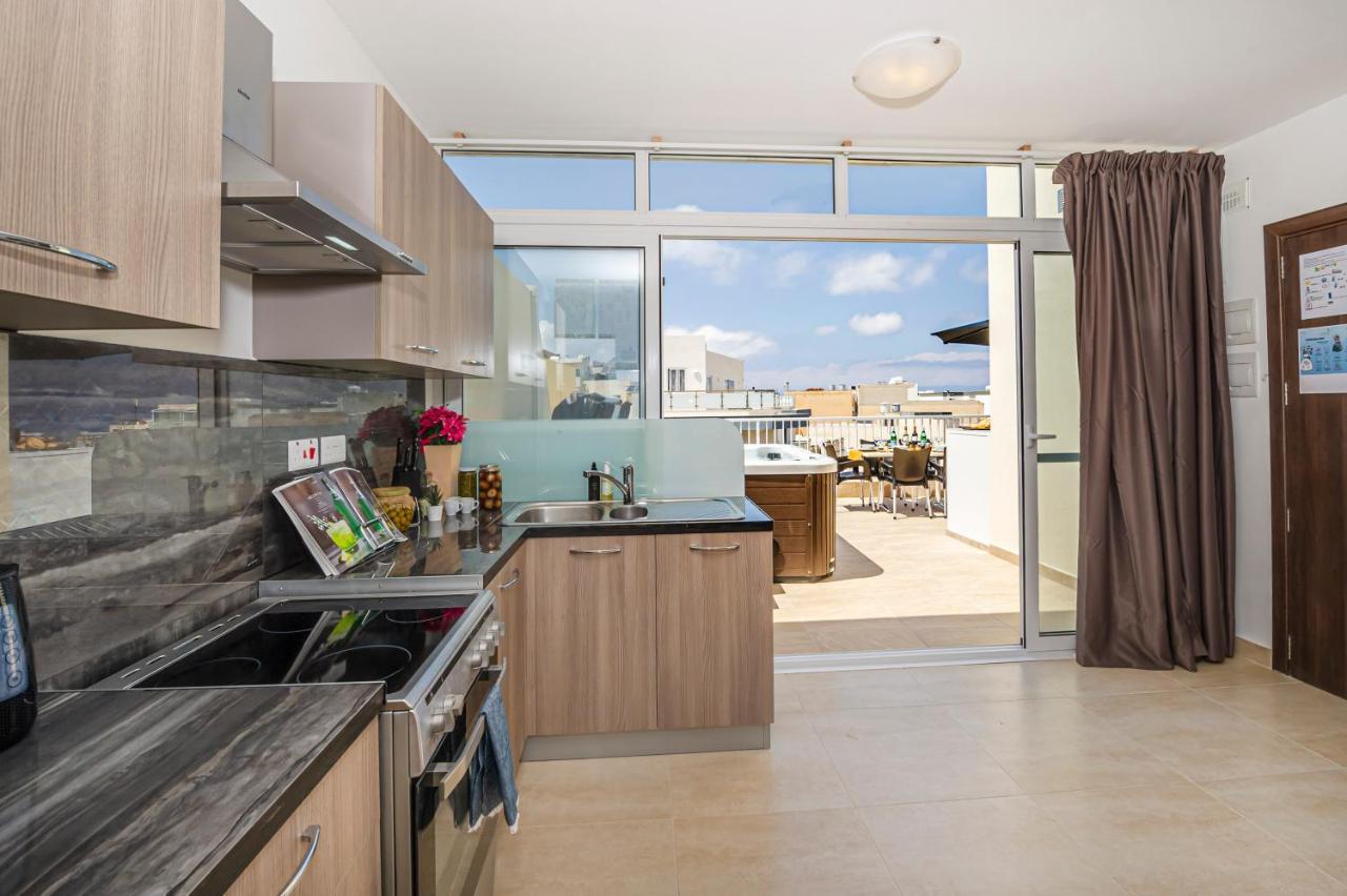 Summer Breeze Penthouse With Private Hot Tub & Terrace With Panoramic Views, By Getawaysmalta Mellieħa Eksteriør billede