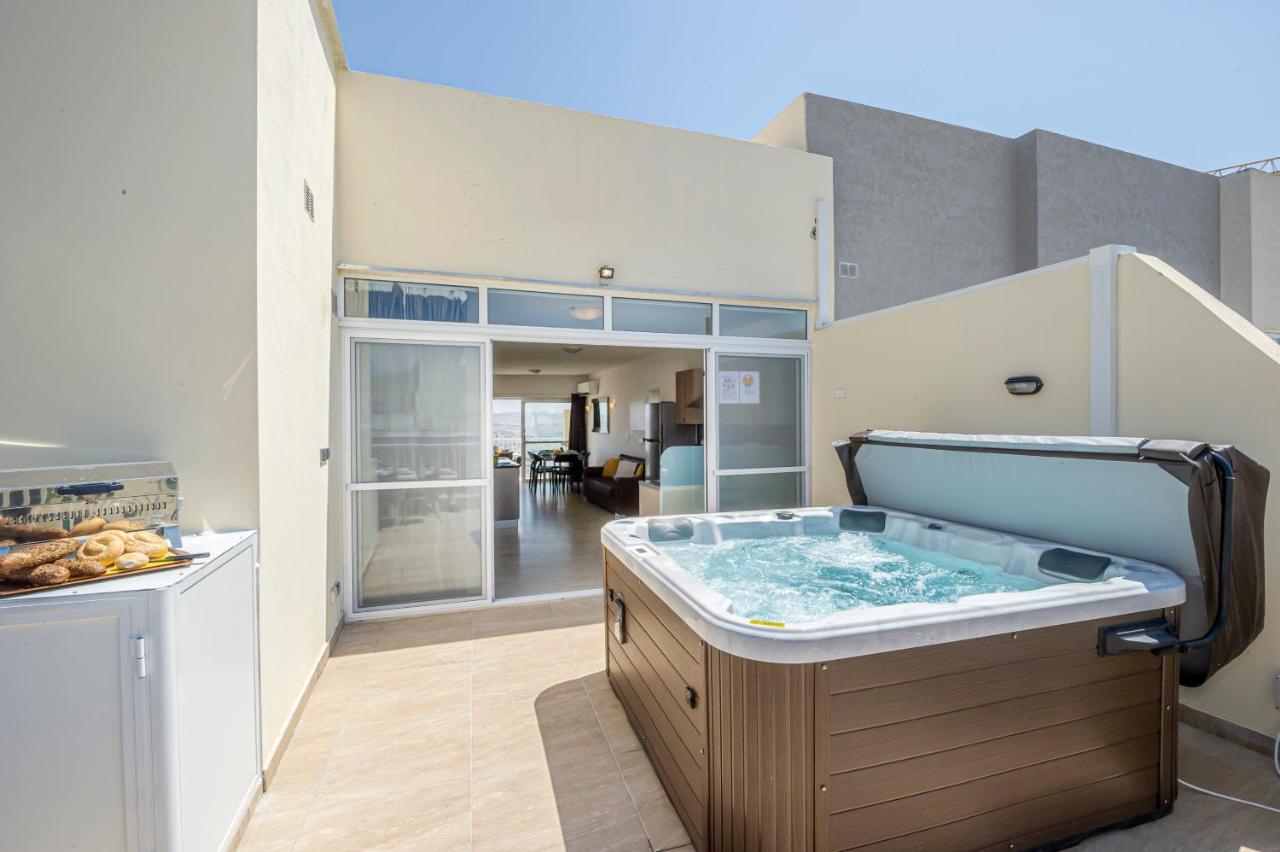 Summer Breeze Penthouse With Private Hot Tub & Terrace With Panoramic Views, By Getawaysmalta Mellieħa Eksteriør billede
