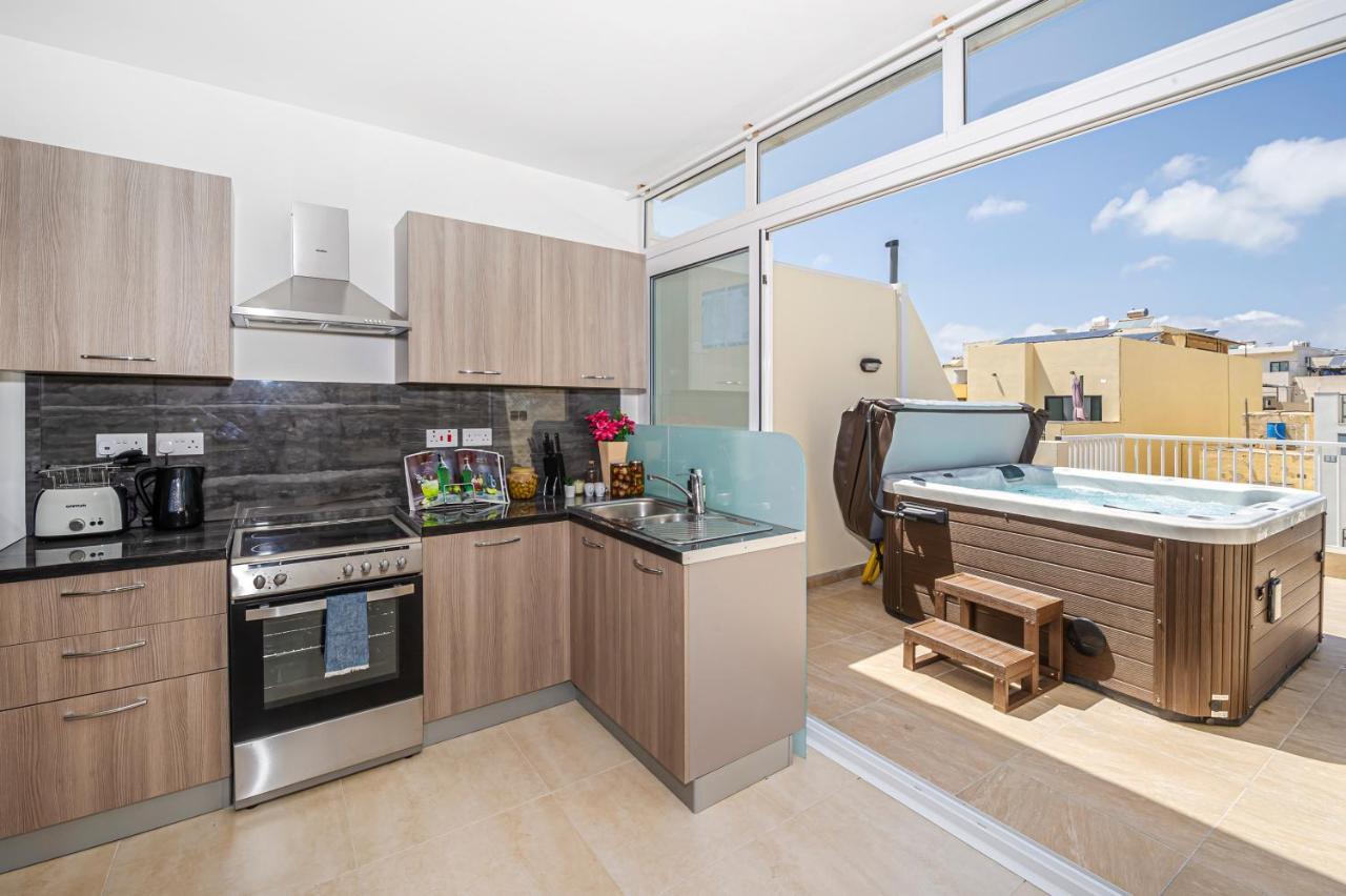 Summer Breeze Penthouse With Private Hot Tub & Terrace With Panoramic Views, By Getawaysmalta Mellieħa Eksteriør billede