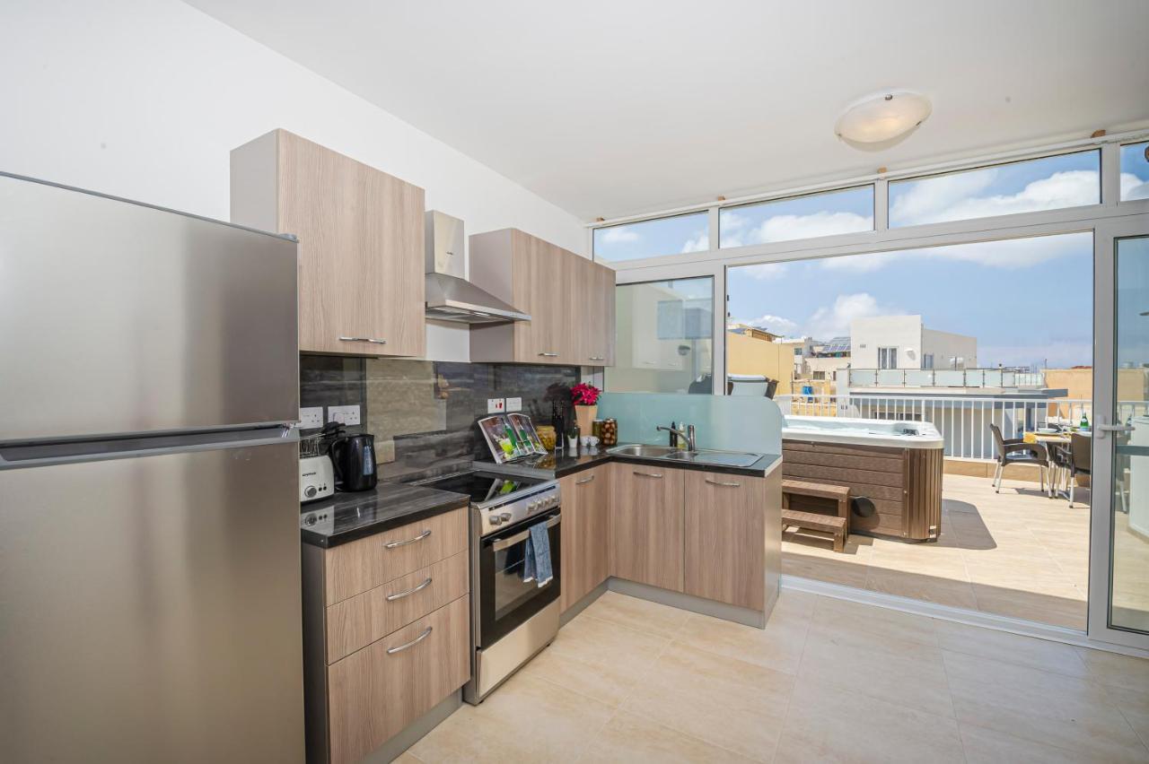 Summer Breeze Penthouse With Private Hot Tub & Terrace With Panoramic Views, By Getawaysmalta Mellieħa Eksteriør billede