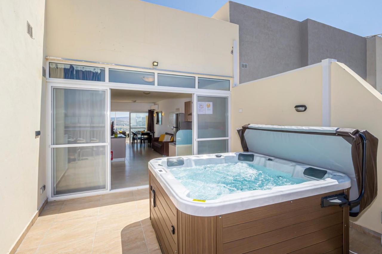 Summer Breeze Penthouse With Private Hot Tub & Terrace With Panoramic Views, By Getawaysmalta Mellieħa Eksteriør billede